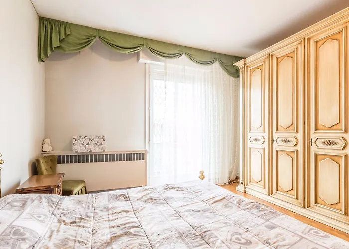 Montebello, By Short Holidays شقة